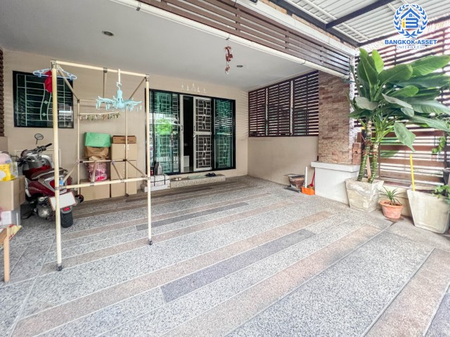 ทาวน์เฮ้าส์มือสองย่านนนทบุรี ม.ลิฟวิ่งพาร์ค พระราม5 เนื้อที่เกือบ 20 ตร.ว. ฟังก์ชัน 3 ห้องนอน 3 ห้องน้ำ 2 ที่จอดรถ บ้านสภาพดี พร้อมเข้าอยู่ มาพร้อมของแถมเพียบ!  3 เครื่องปรับอากาศ, 2 เครื่องทำน้ำอุ่น ฯลฯ บนทำศักยภาพ ใกล้ท่าน้ำนนท์ ทางด่วน "ศรีรัช" รีบจองเลย!